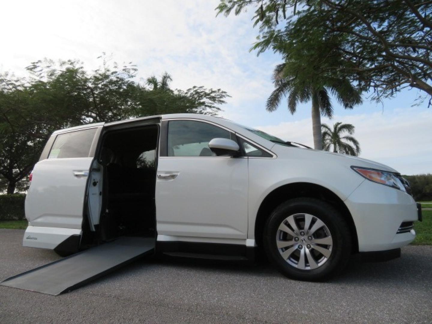 2016 White /Truffle Honda Odyssey (5FNRL5H63GB) , Automatic transmission, located at 4301 Oak Circle #19, Boca Raton, FL, 33431, (954) 561-2499, 26.388861, -80.084038 - You are looking at Gorgeous Pearl White Diamond 2016 Honda Odyssey EX-L VMI Northstar Handicap Wheelchair Conversion Van with 79K Original Miles, In-Floor Power Side Entry Ramp with Kneeling Van Function, Passenger Side 6 Way Transfer Seat, Quick Release Driver's Seat, Hand Controls, Tie Down System - Photo#44